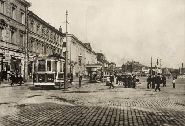 Raitiovaunuja Pohjois-Esplanadilla 1908-1911. CC BY 4.0