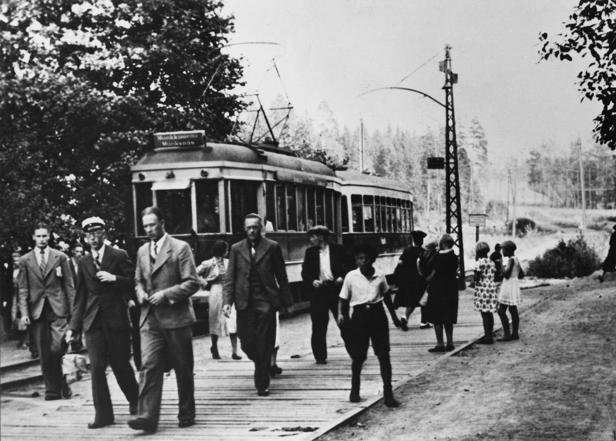 Munkkiniemen raitiovaunu pysäkillä, Ramsaynranta, Saunalahdentie